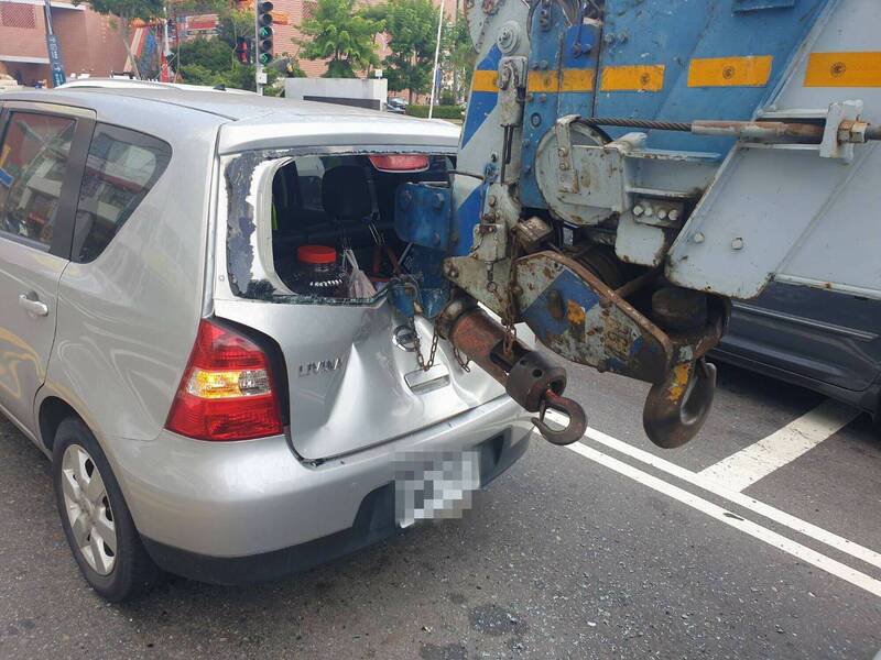 大吊车吊臂撞进轿车后座，女驾驶吓坏。（图由警方提供）