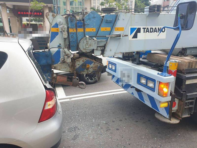 大吊车吊臂插进轿车后座，挡风玻璃碎裂。（图由警方提供）