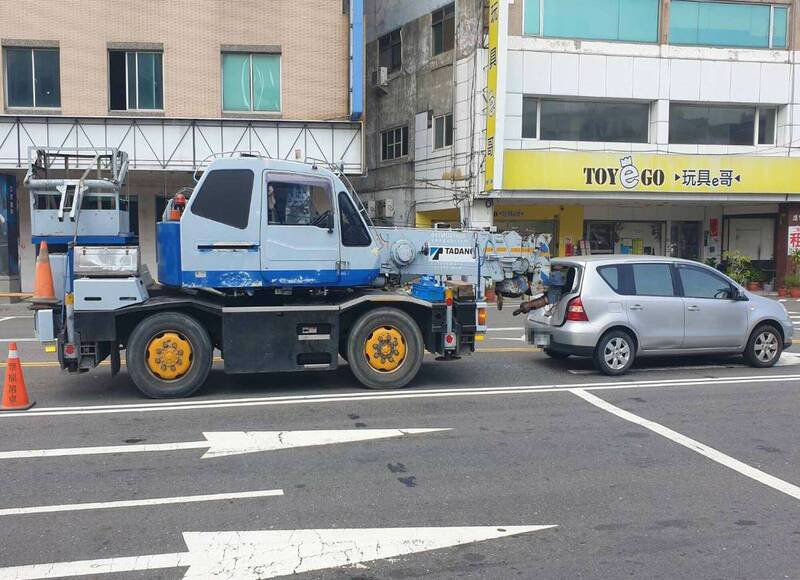 大吊车吊臂撞进轿车后座，路人直击惊叫。（图由警方提供）