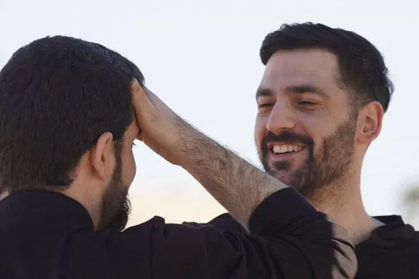 苦熬2年!以色列人质获释照片首曝光,双胞胎兄弟相拥笑了