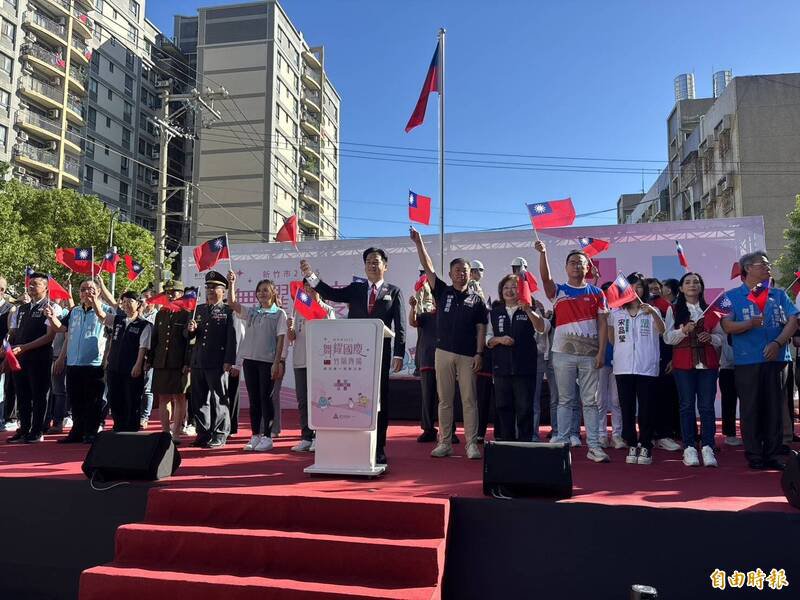 新竹市府有年轻女政务官不堪爱慕者长期骚扰， 双十升旗典礼后吓到报警。图为上周国庆升旗典礼情形。（记者洪美秀摄）