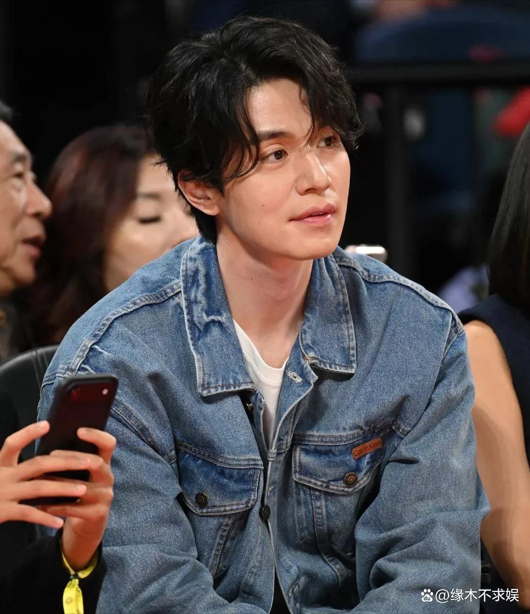 成龙被指不尊重马云,合影不带他还忽略他搭讪