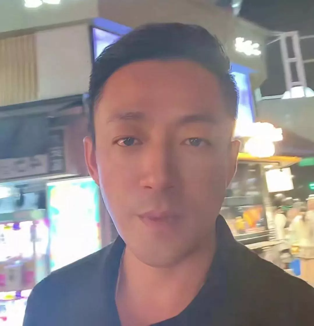 汪小菲罕见亲晒儿子正脸照,眉眼像极了大S