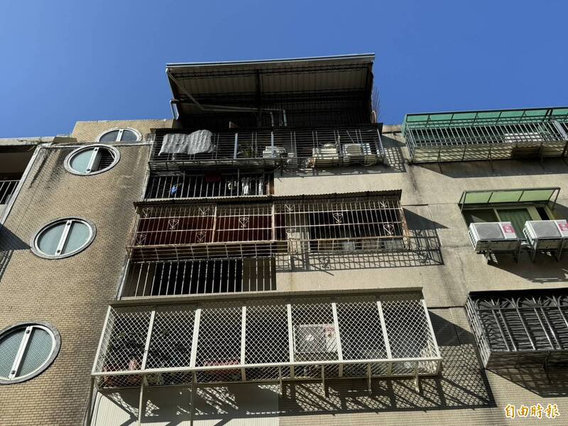 发生情杀案的公寓加盖顶楼。（记者许国桢摄）