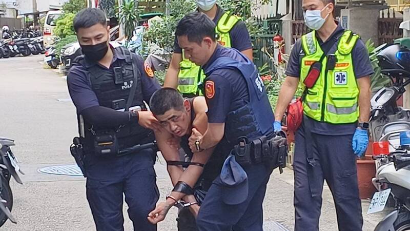 萧男涉嫌攻击女友等3人，被压制逮捕。（民众提供）