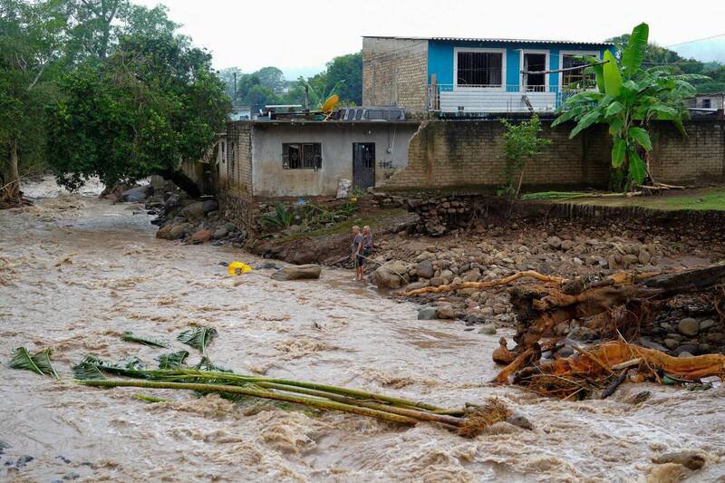 墨西哥中部与东部地区近期惨遭洪灾侵袭，造成至少64人死亡，另有65人失踪，超过10万户家庭受影响。（路透）