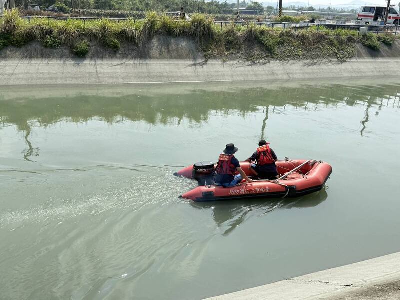 消防人员昨搜寻至深夜未果，今持续搜寻，寻获时已明显死亡。（民众提供）