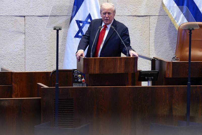 美国总统川普抵达以色列国会演说，以国议员多次起立鼓掌致敬。（路透）