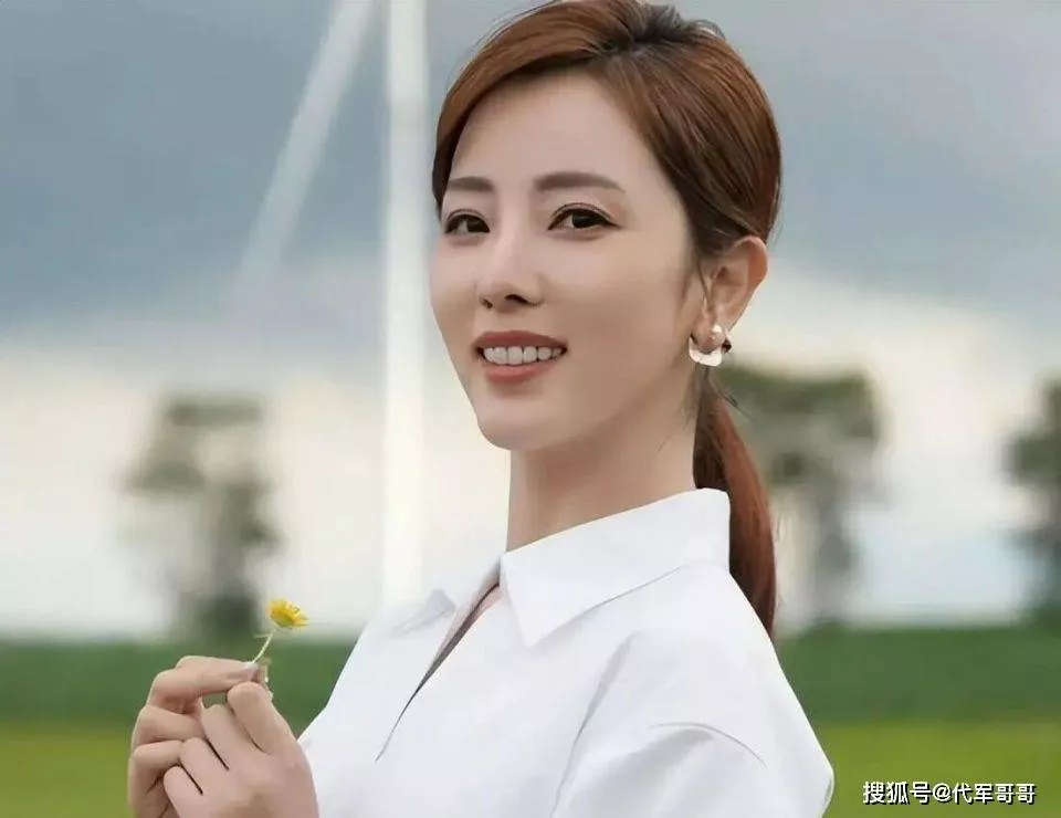 从央视一姐到带货主播，李思思如今怎样了？