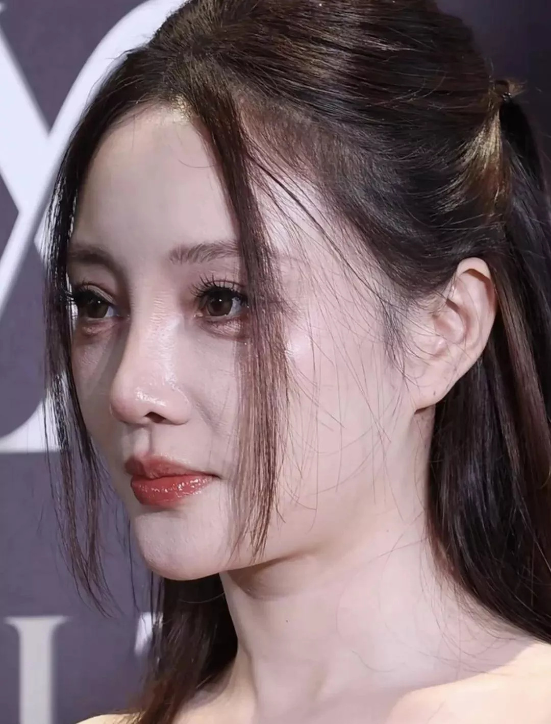 44岁李小璐参加公开活动!怼脸拍真实状态曝光