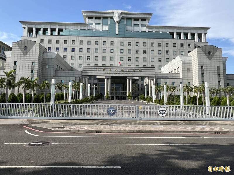 谢姓男子承认欠多家银行共二亿元债务，名下无其他财产可供清偿，台南地院判认谢男赠与两孩子的土地必须撤销，且土地要登记归还给谢男。（资料照，记者王俊忠摄）