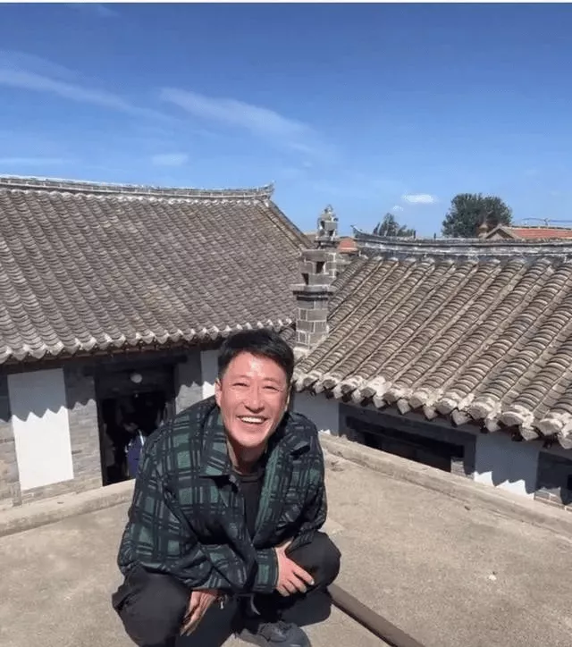 于震:回山东老家定居,青砖瓦房四合院引网友热议!