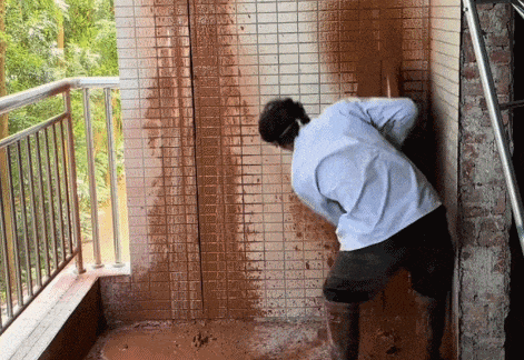 切割机突然反弹!向男子腹部切去……