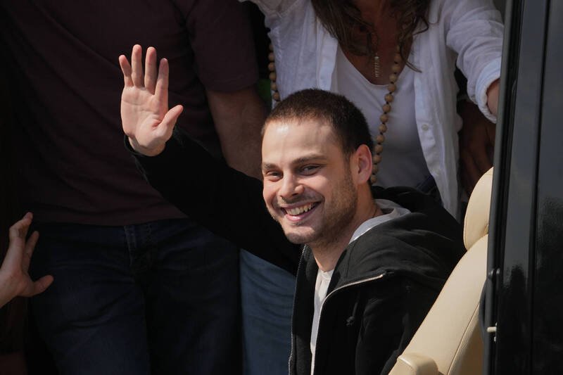 以色列钢琴家奥赫尔遭哈玛斯俘掳第738天获释。（美联社）