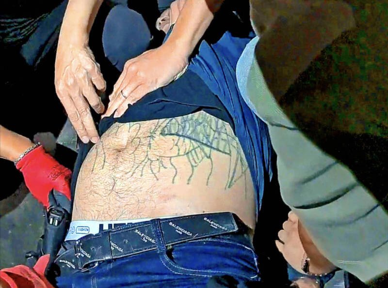 大批员警压制陈修将，发现他的腰间插了一把手枪，里面还有10发子弹，让警方冒冷汗。（资料照，警方提供）