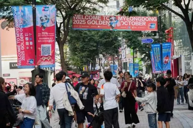 华男街头怒揍11岁女儿被抓