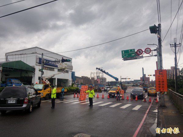 七贤桥即日起封桥二年进行改建。（记者林欣汉摄）