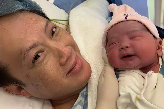 香港知名男星58岁妻子剖腹生二胎,追平医院最高生产记录