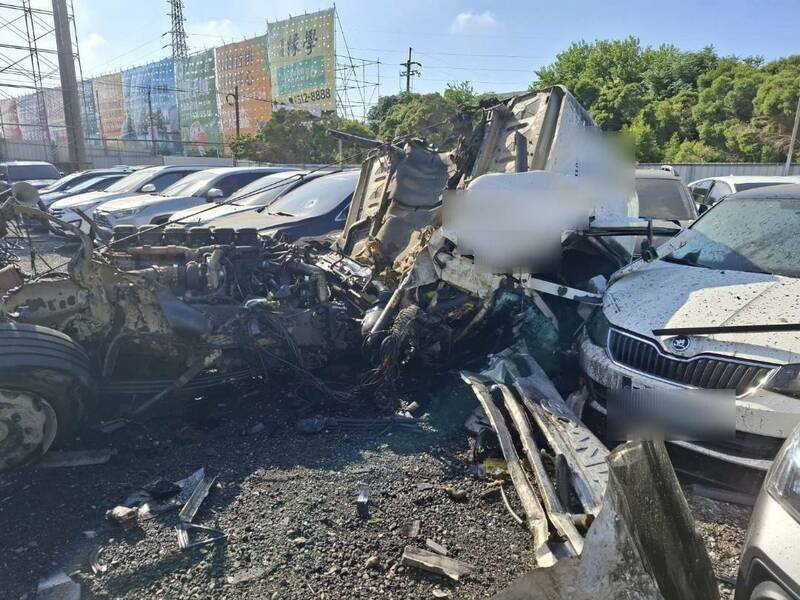 肇事砂石车车头与车身脱离，撞击多辆停车场内车辆。（记者余瑞仁翻摄）