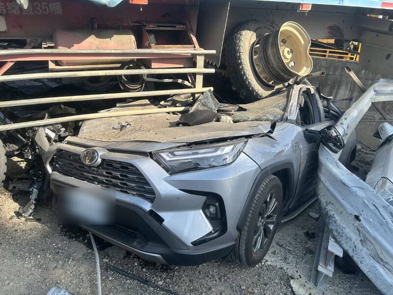 出国停车场内停放的轿车被砂石车凌空压毁。（记者余瑞仁翻摄）