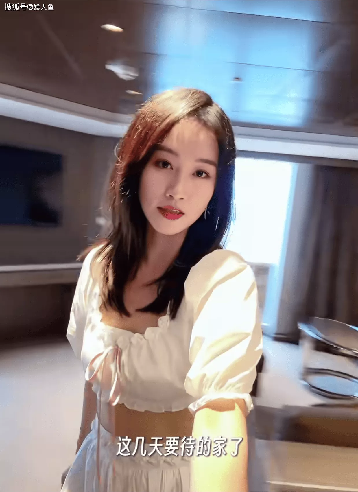 35岁蓝盈莹和妈妈同框似闺蜜，60岁妈妈年轻漂亮