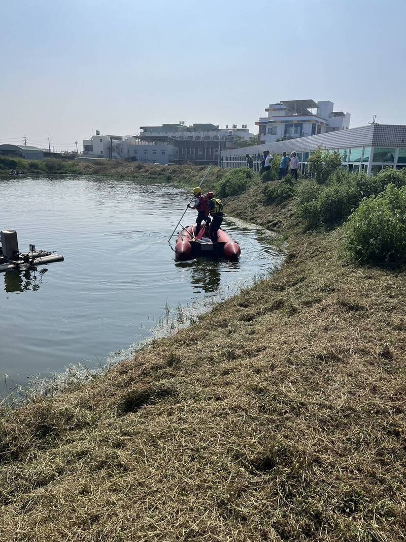 黄姓男子走入冈山一处鱼塭「要洗澡」，由于久久不见人影，旁人惊觉有异，赶紧报警求救。（民众提供）