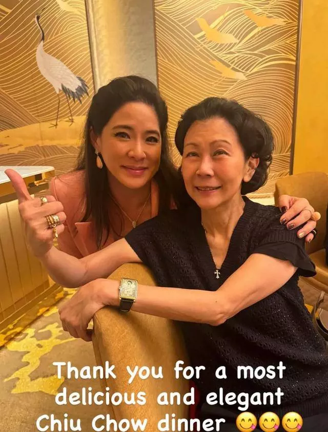 李嘉诚红颜知己周凯旋露面!一头短发很飒爽