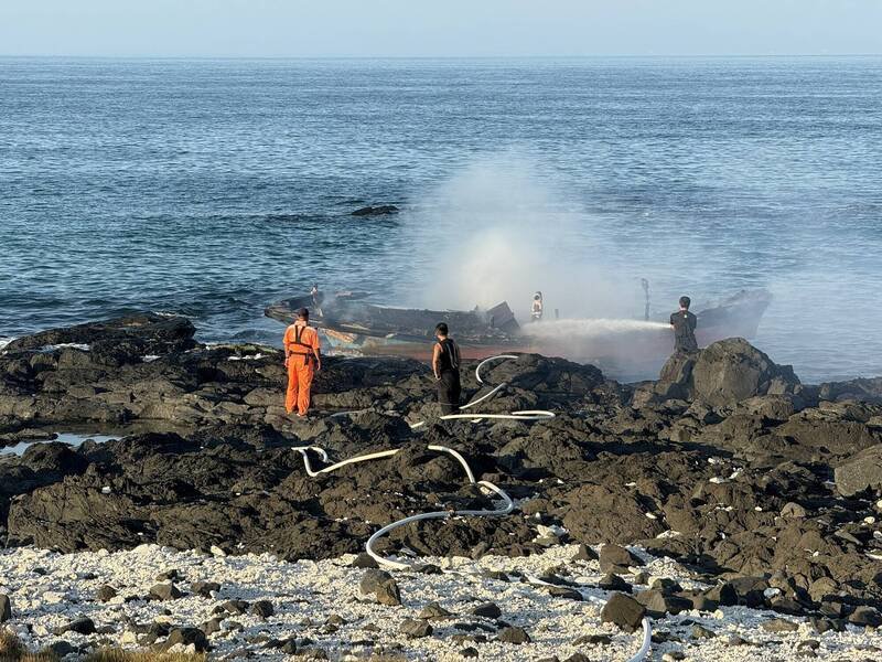 澎湖县政府消防局吉贝分队，部署4条水线灭火。（澎湖县政府消防局提供）