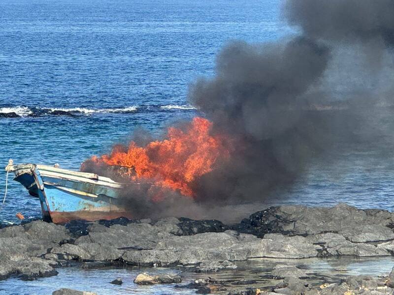澎湖吉贝废弃渔船无名火，迅速吞噬船体。（澎湖县政府消防局提供）