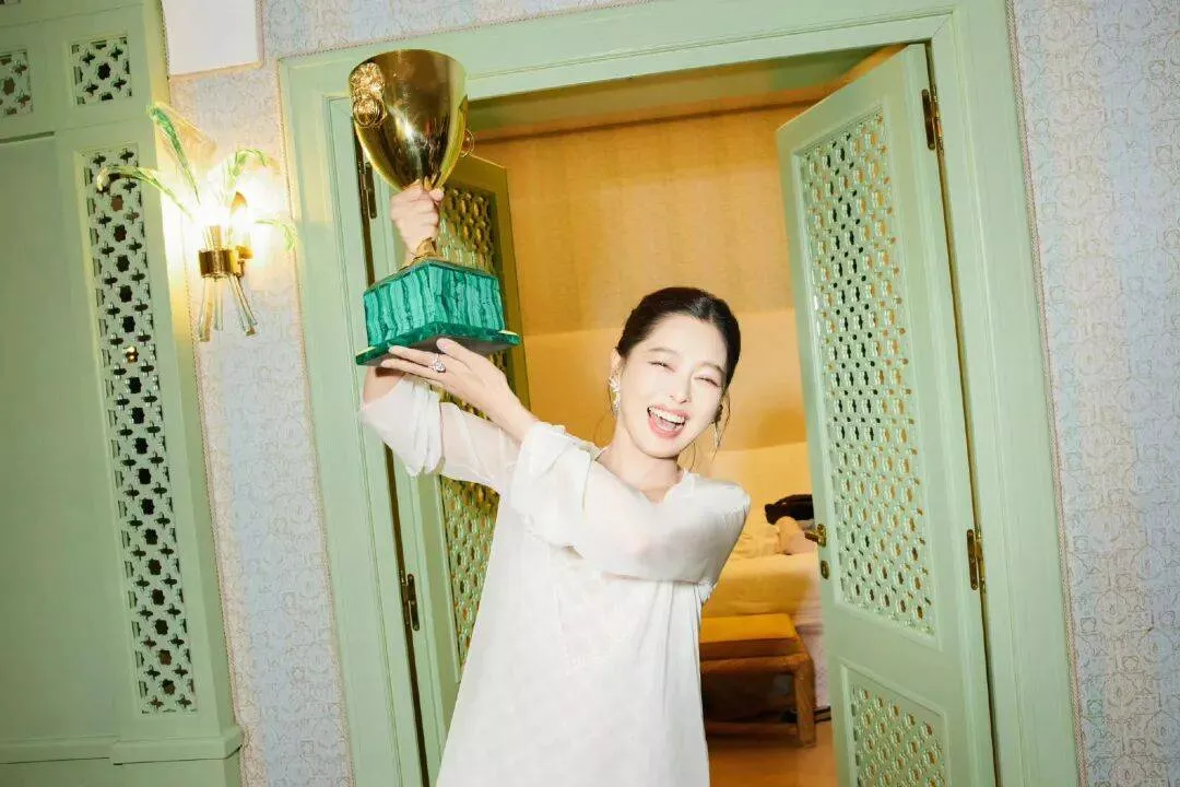 爆火的辛芷蕾,照出内娱「钱与欲」