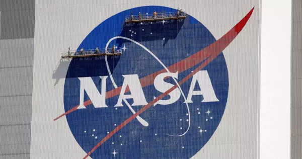 她家麦田突降巨大不明物体!NASA设备突现德州农地