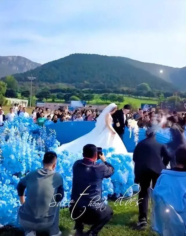 59岁宋祖英现身富二代婚礼，和李丹阳朱时茂同排