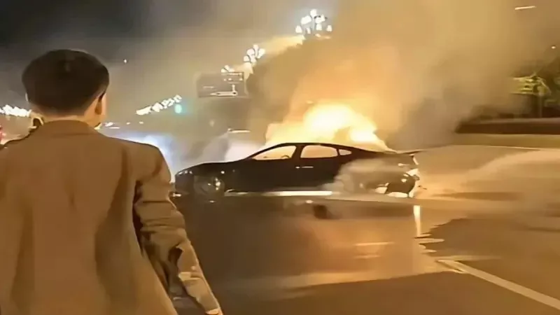 小米电动车高速失控翻滚!车门难开 司机葬身火海