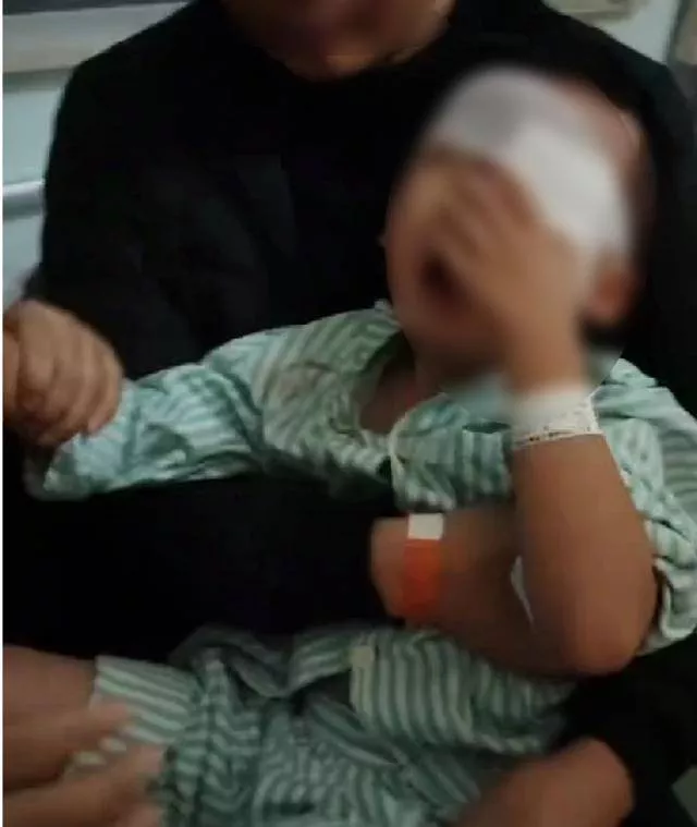 5岁男孩被戳失明，园长用猪油涂抹在伤口处