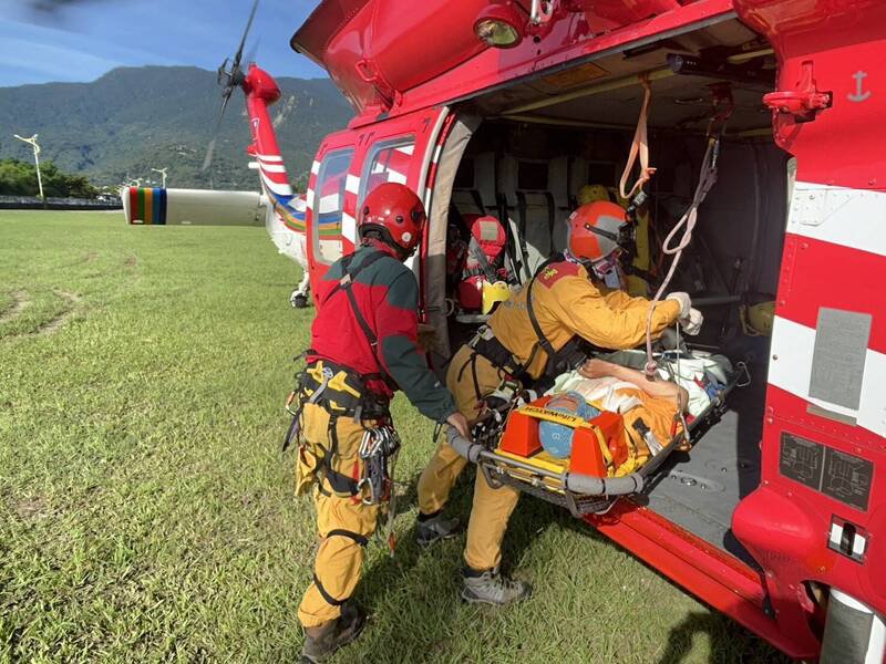 1名男山友攀登南三段时于信义乡无双山西岭摔断手肘，造成开放性骨折，空勤总队出动直升机救援。（南投县消防局提供）