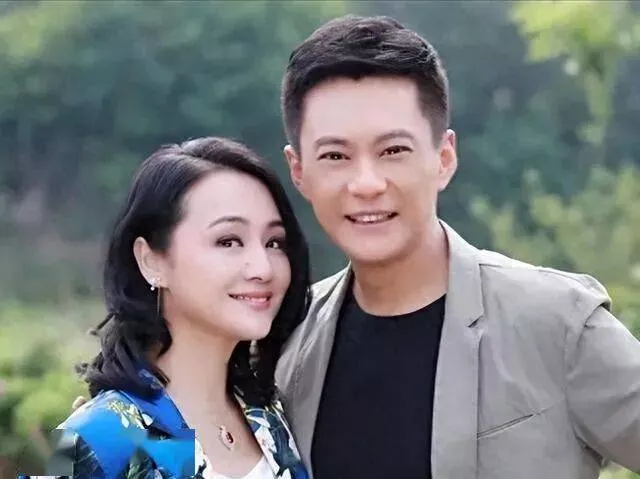 曹颖自曝患焦虑症20年,55岁老公看着比她年轻