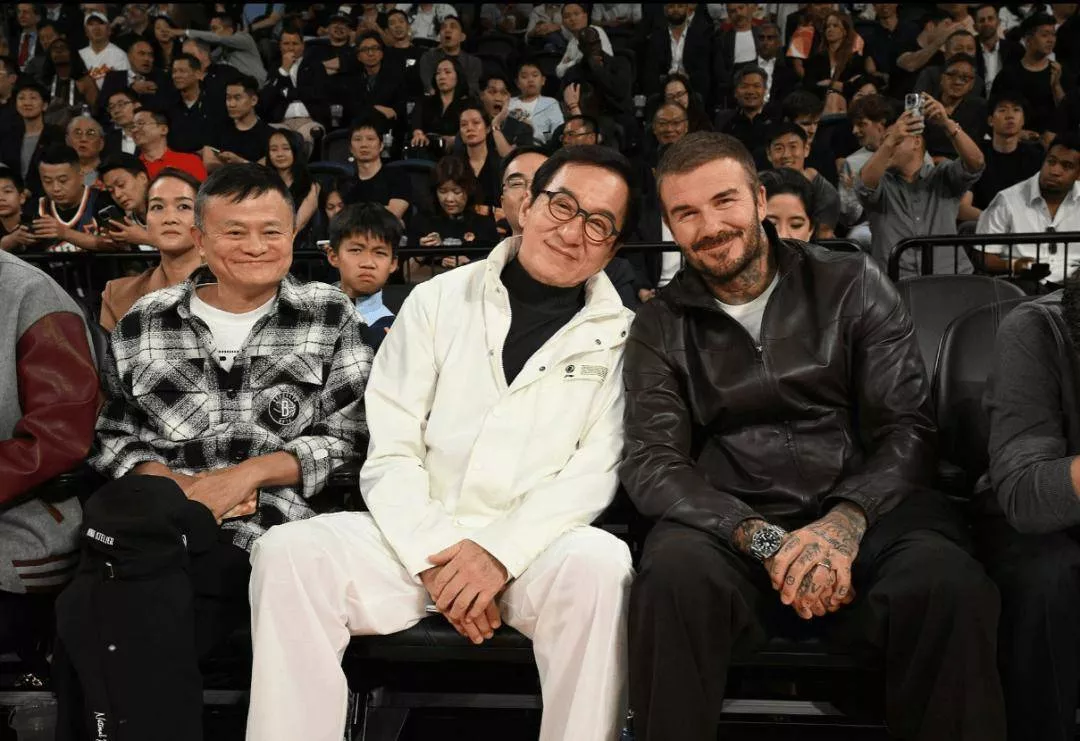 梁朝伟社恐看NBA全程不动！刘嘉玲外向露齿大笑