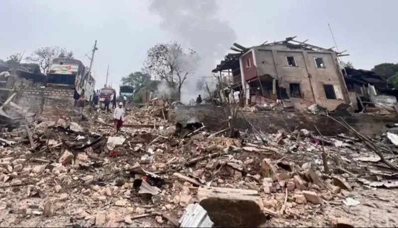 ▲緬甸軍政府在佛教「點燈節」當天實施空襲,釀成人民傷亡、財產損失。(圖/翻攝自X平台)