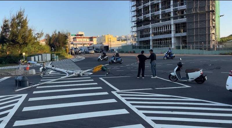 被扯断的交通号志横躺在马路上，警方将依法向营造商求偿。（民众提供）