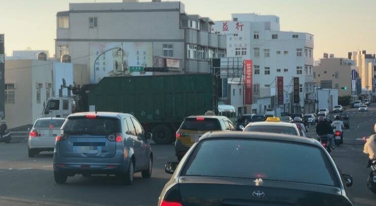 货车司机疏忽未收抓斗，硬生生扯断交通号志。（民众提供）