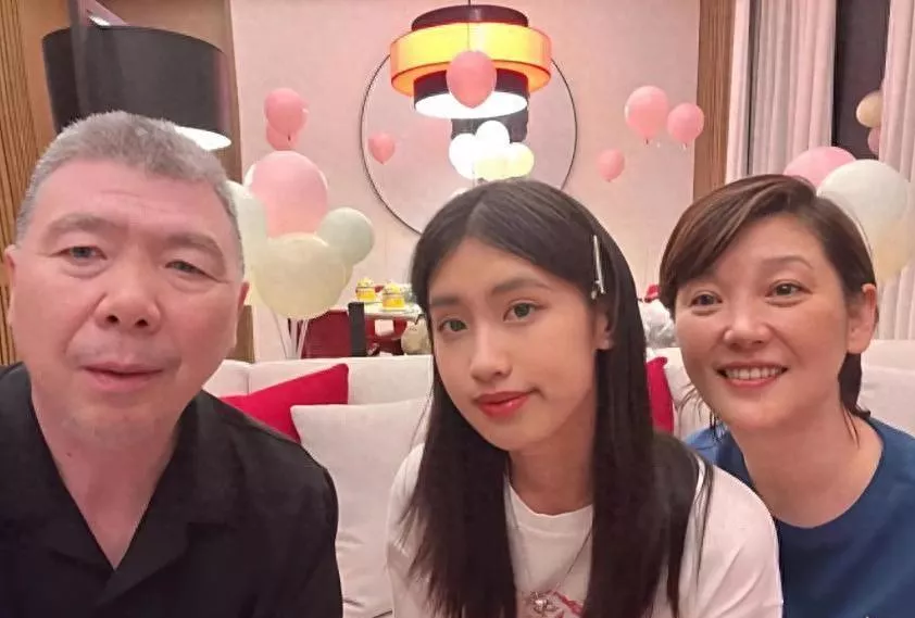 徐帆回应离婚才两月,携女现身片场铺路?