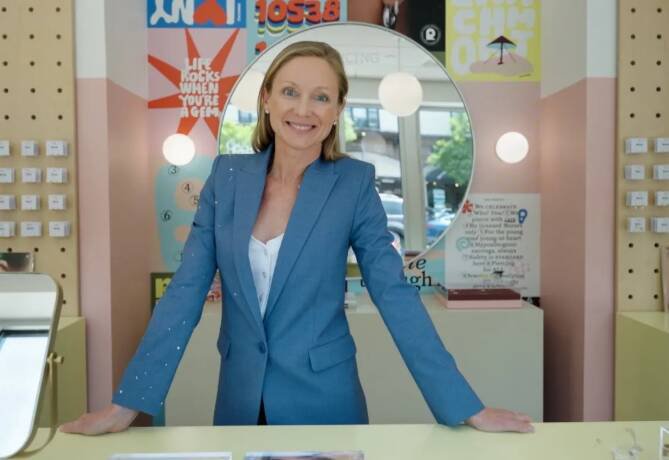 現年48歲的路易莎·塞琳·施耐德在自家的閣樓展開創業,現在她的耳洞公司Rowan,在全美擁有90家耳洞工作室,約800名員工,年營收高達7000萬美元(台幣21億元)。(取自CNBC)