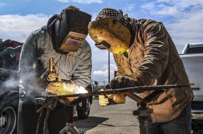 不搞AI…福特CEO要儿子暑假打工去当“黑手” 不搞AI…福特CEO要儿子暑假打工去当“黑手”