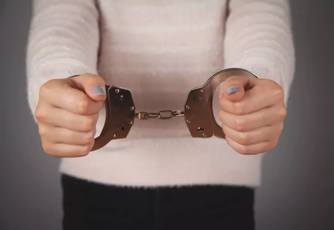 女罪犯3次“掐点”怀孕，“一天牢都没坐过”