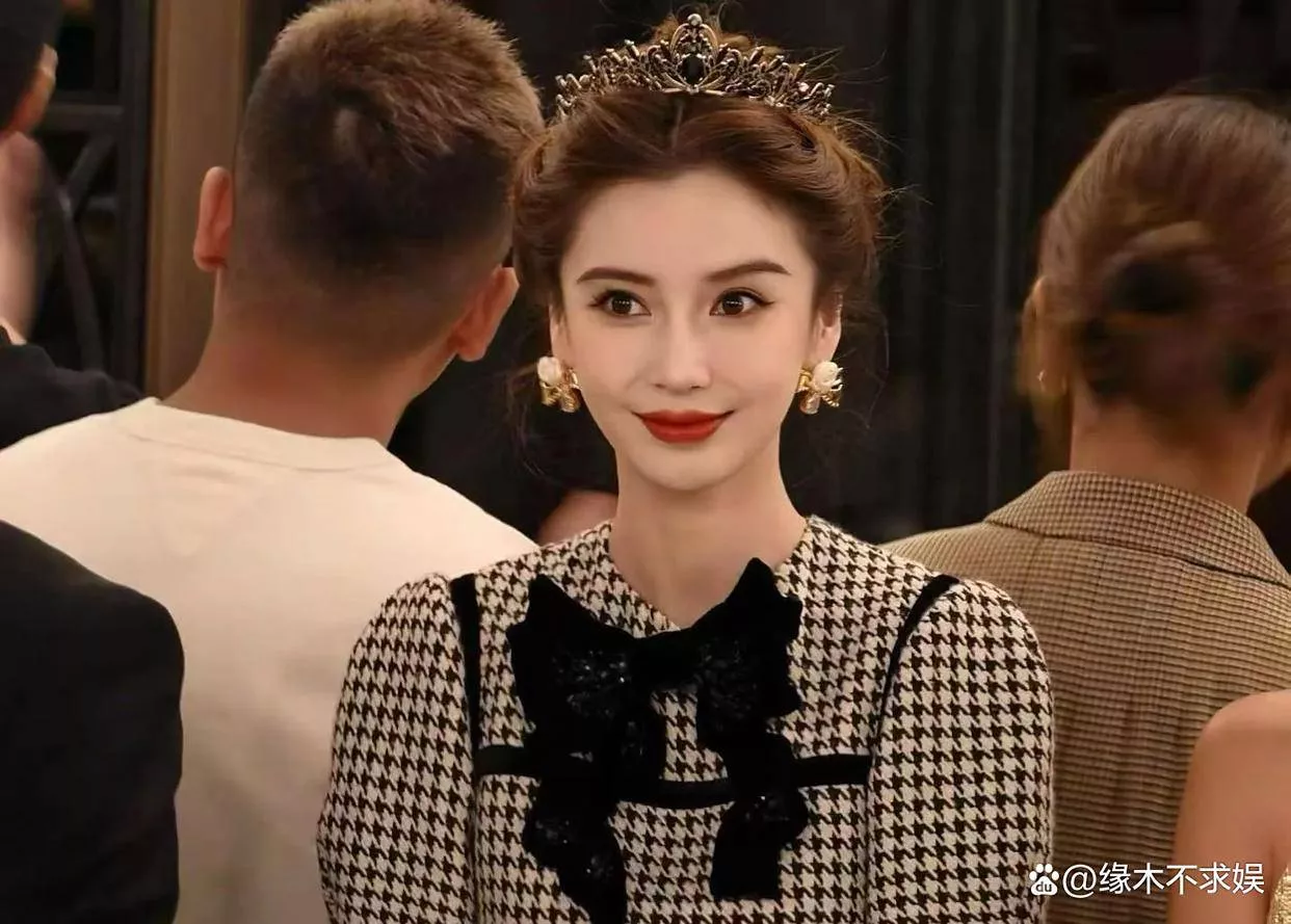 Angelababy出席活动，生图假白法令纹重