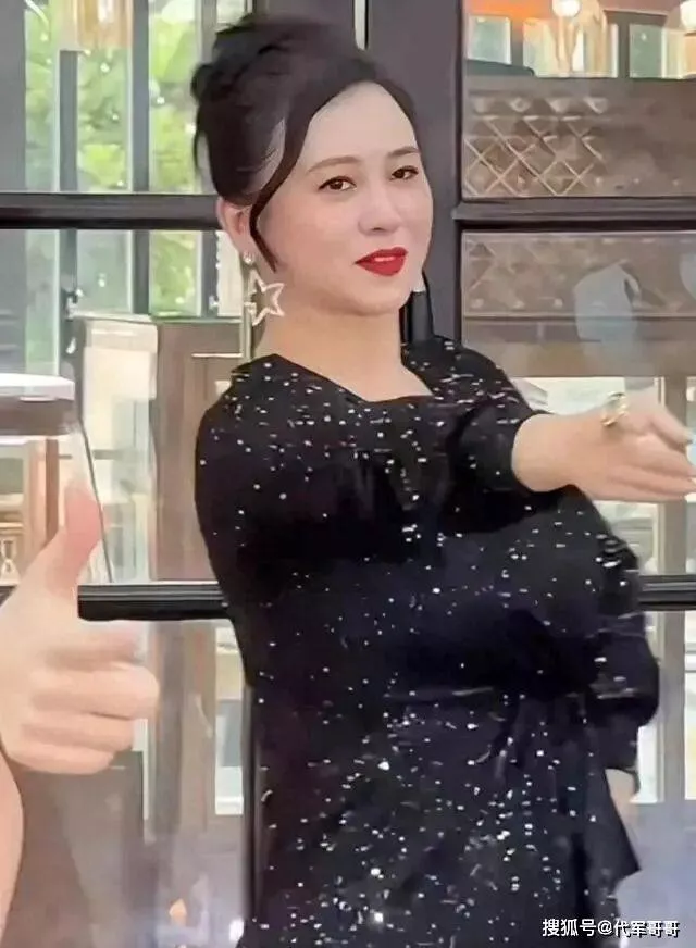 翁虹在景区跳舞身材尽显丰满,被吐槽撞脸李湘