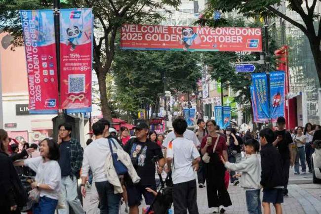 华男街头怒揍11岁女儿被抓