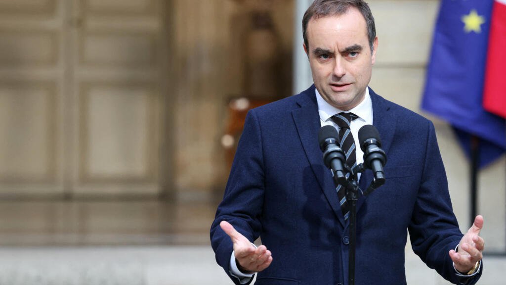 2025年10月5日，法国有了新政府，第一批阁员名单公布。图为法国总理勒科尔尼在政府所在地马蒂尼翁宫发表声明。