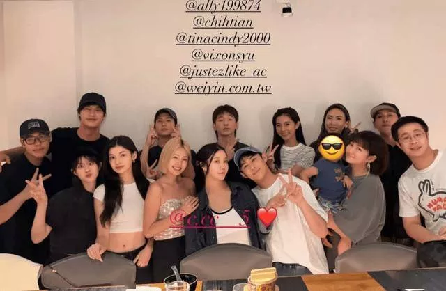 任家萱抱着儿子为友人庆生，男友露面变好看了