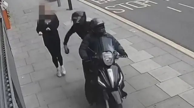 向中国走私4万部被盗手机 1件小事助警方破获 向中国走私4万部被盗手机 1件小事助警方破获